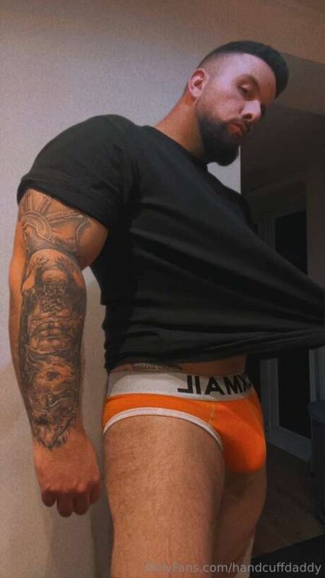 Handcuffdaddy nudes model photo