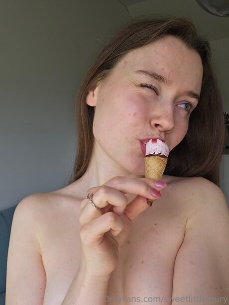 Sweetlittlelaury sex model galleries
