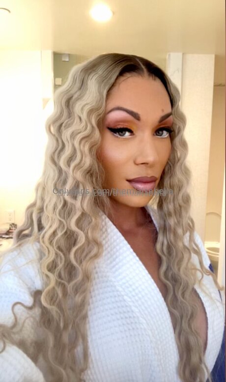 Themiaisabella model naked photo