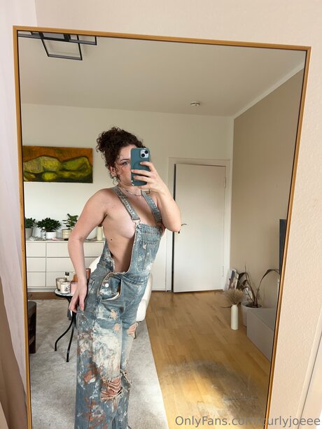 Curlyjoeee model hot picture