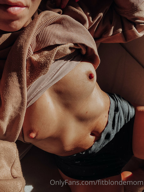 Fit Blonde Mom_ star pornographic photos