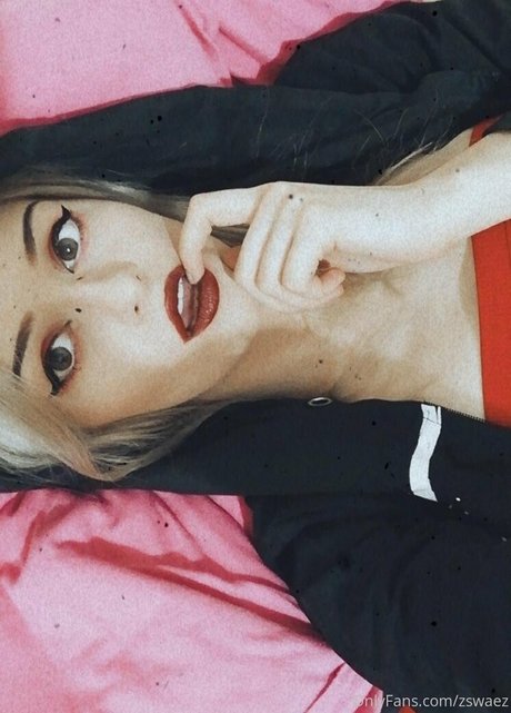 zswaez naked model photo