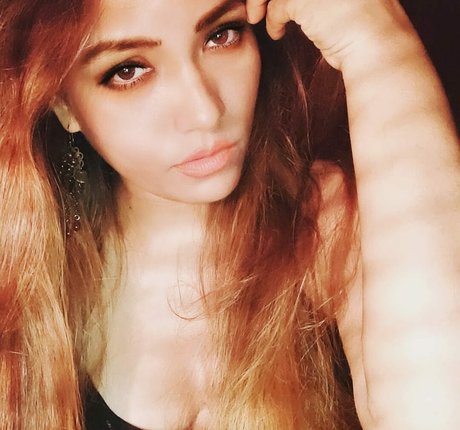 Zoya Rathore star art pics