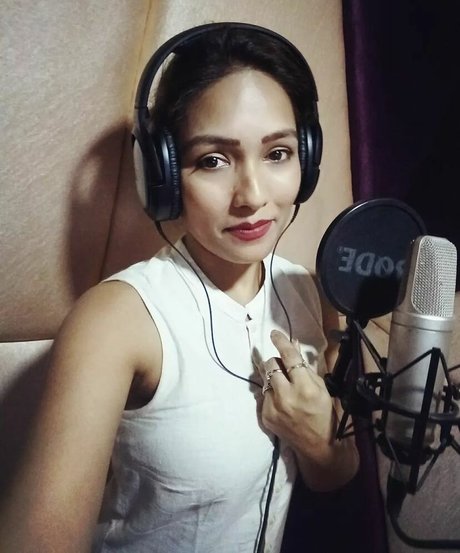 Zoya Rathore pretty pornstar pictures