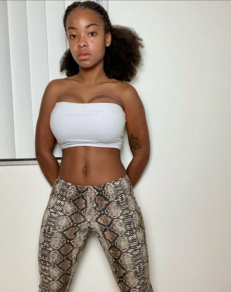 zuribellarose sex model pictures