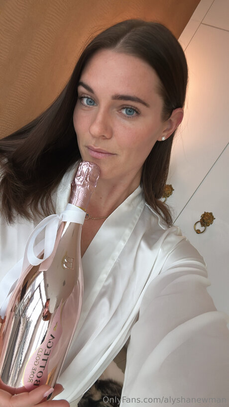 Alyshanewman pretty actress pictures