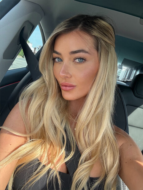 Lorinajanefree model adult pic