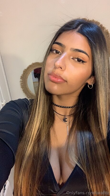 Larafitz model naked picture