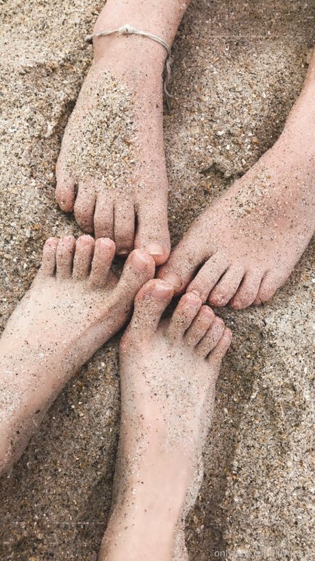 Lily Quinn star erotic pics