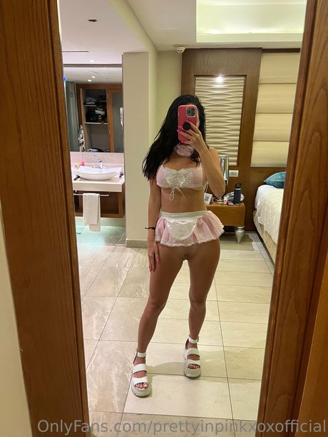 Pretty in Pink pornstar exclusive pics