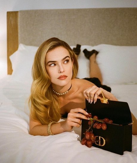 Zoey Deutch top pornstar image