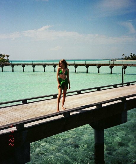 Zoey Deutch high quality pornstar pics