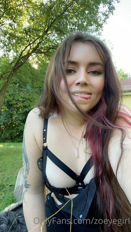 zoeyegirl hot actress photo