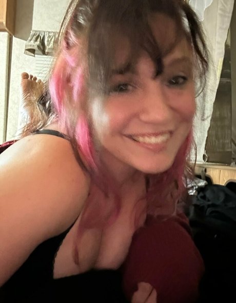 zoeybenzz model nude images