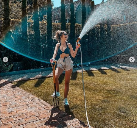 Zoe Sugg hot model img