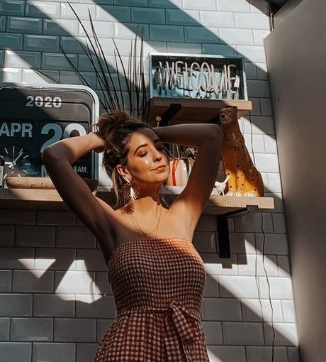 Zoe Sugg model adult pictures