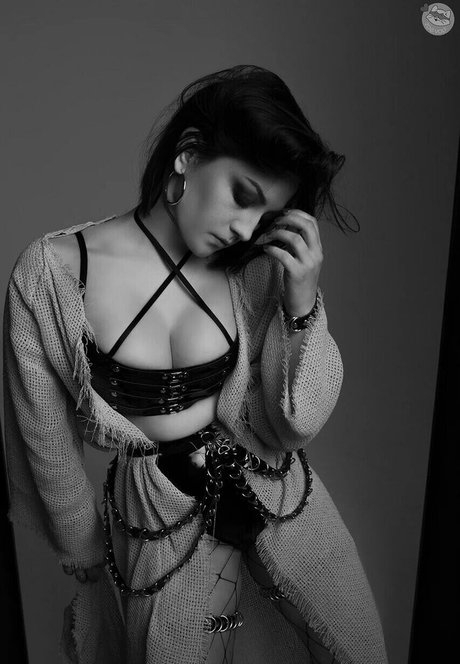 Zoe Volf nice model pics