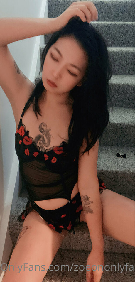 zoeononlyfans model high quality photo