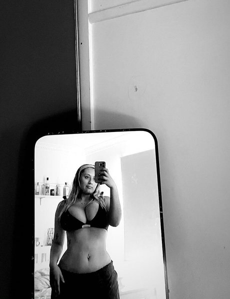 Zoe H xxx pornstar gallery