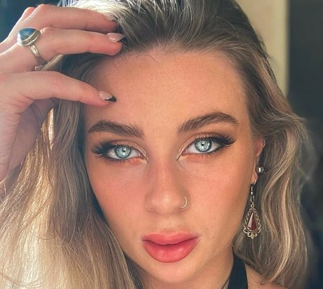 Zoeelfreyah model high quality images