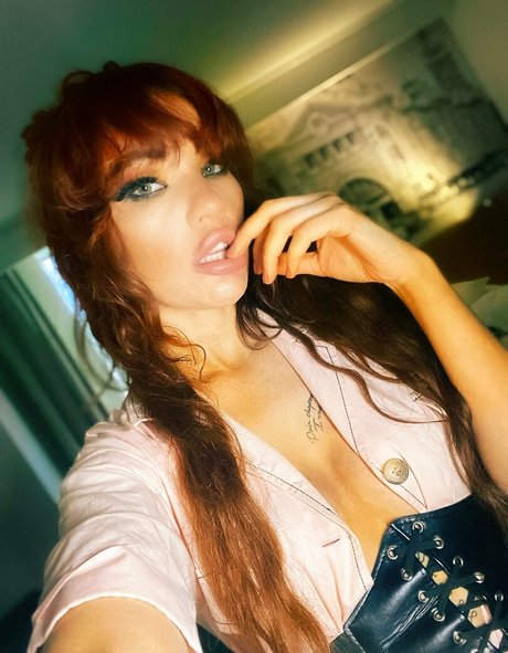 zoee12 pornographic model archive