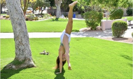 Zoe Bloom sexy actress photos