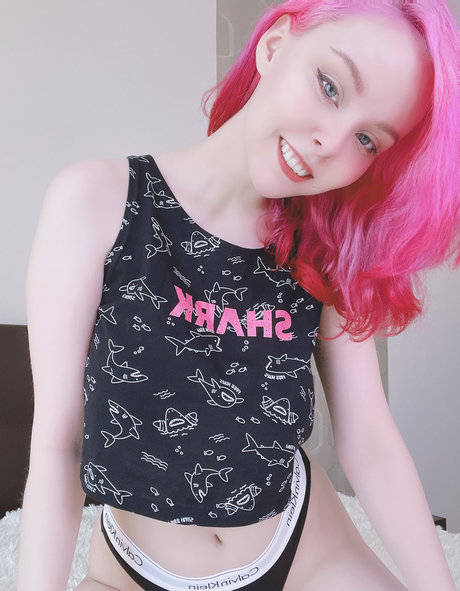 Helly Valentine model perfect gallery