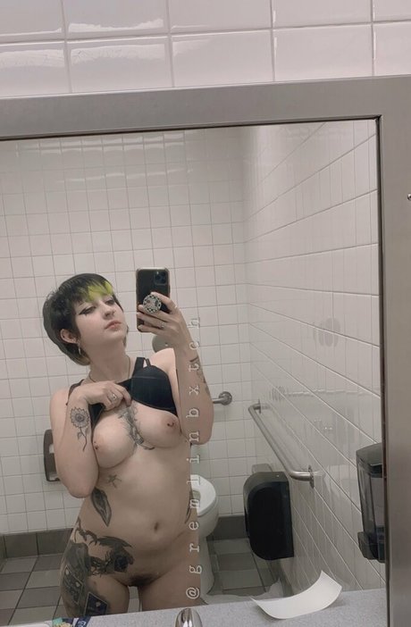 Gremlinbxtch nude pornstar photo