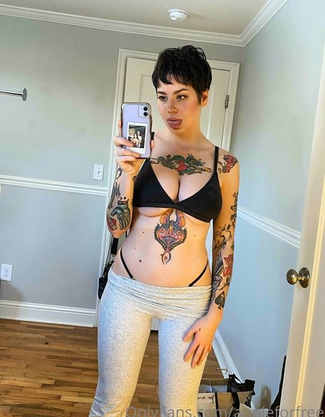 Anisa Jomha model art pic