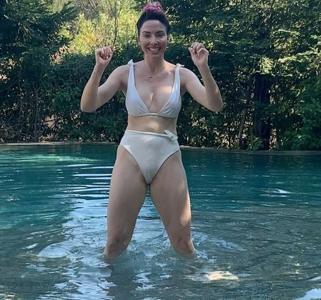 Whitney Cummings model sex pictures