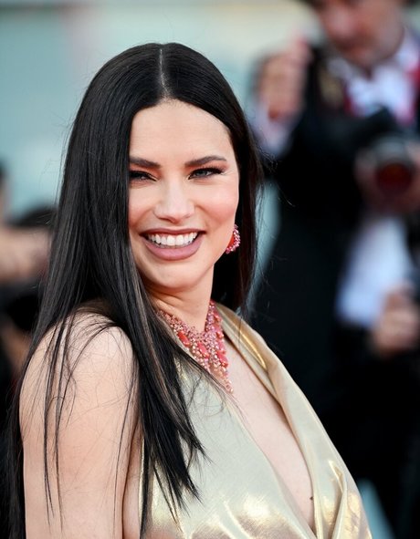 Adriana Lima model art pics