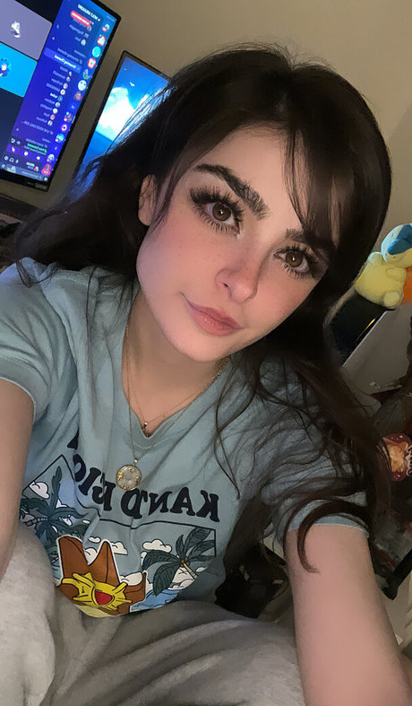 Aruuu free actress pics