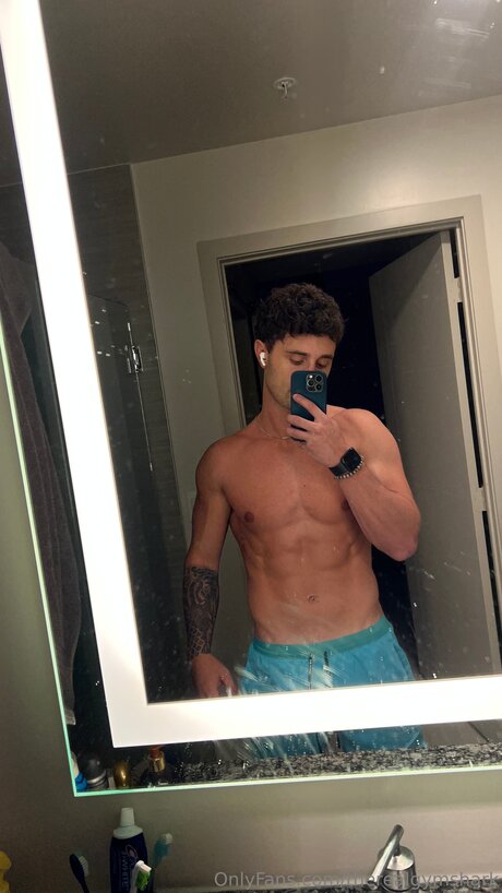 Therealgymshark art model pics