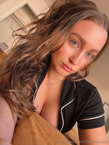 Thesarasky naked star photo