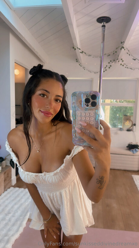 Sunkisseddivinedreamxo exclusive pornstar image