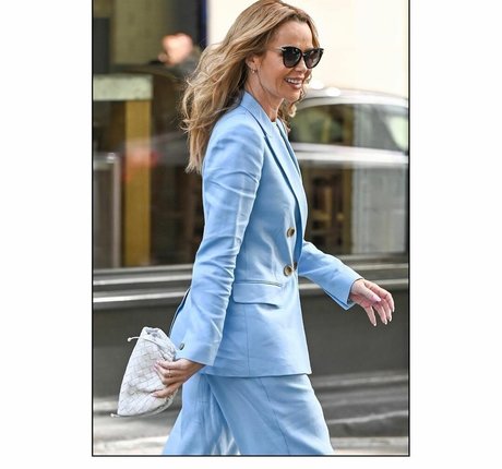 Amanda Holden art model img