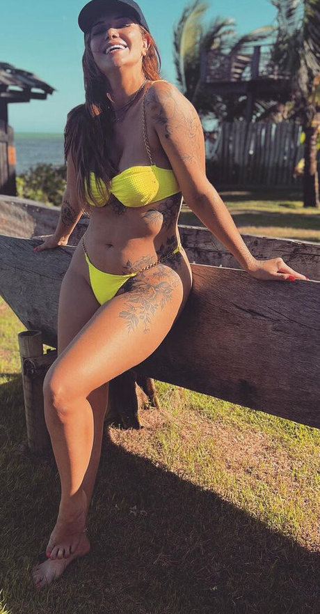 Marcela McGowan sexy model archive