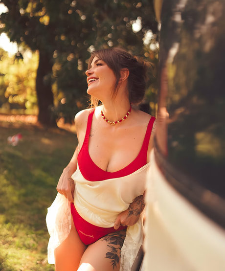 Marcela McGowan hot star pictures