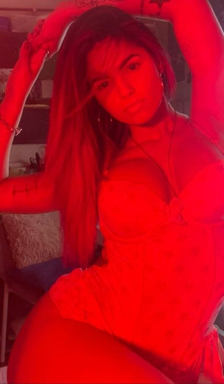 Amanda Miury model hot image