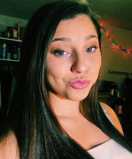 Julia Olivia naked model image