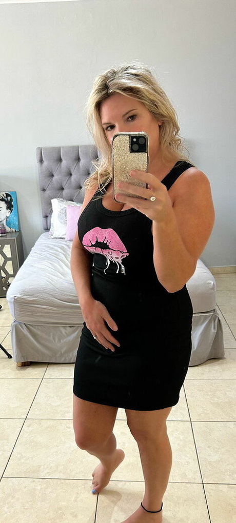 Kayla Kiwi pretty model picture