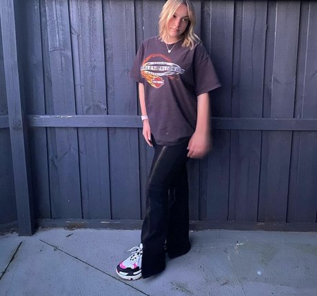 Alanna Pow adult model pictures