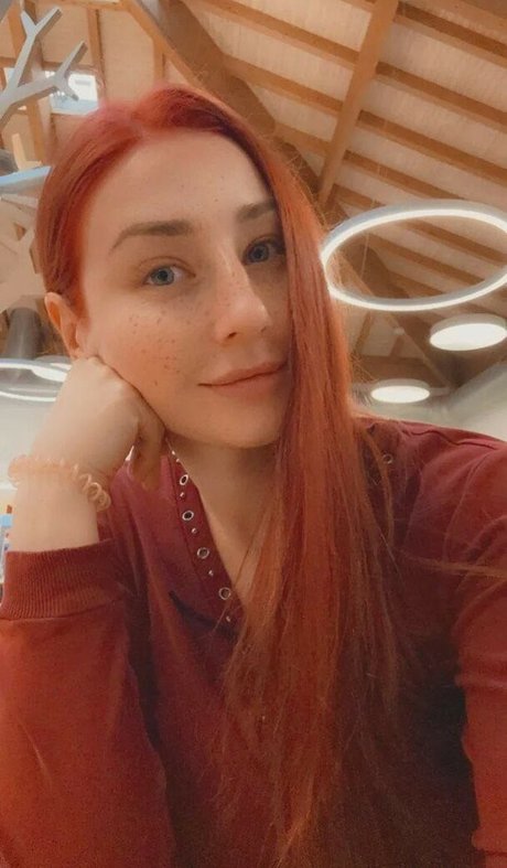 skinny milf onlyfans top image