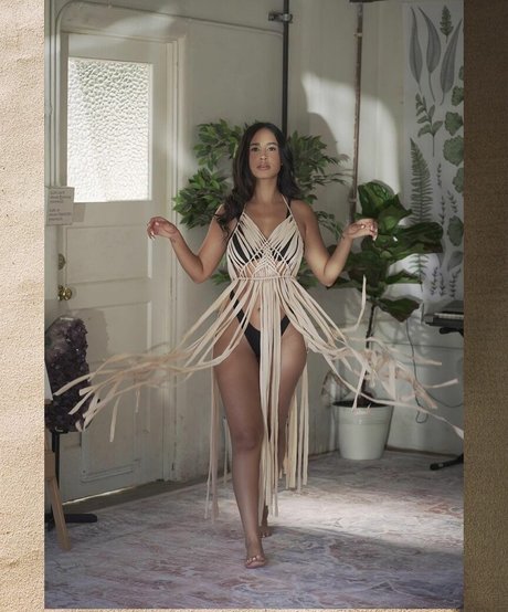 Emily Tosta pretty model images