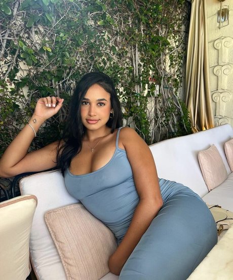 Emily Tosta pretty model photo