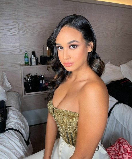 Emily Tosta beautiful model image