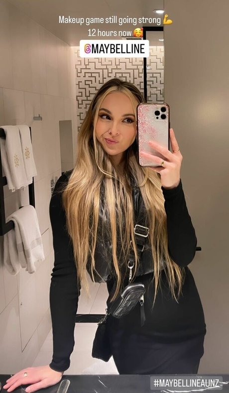 Fasffy model nude photos