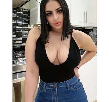 Alexa Attias perfect model image