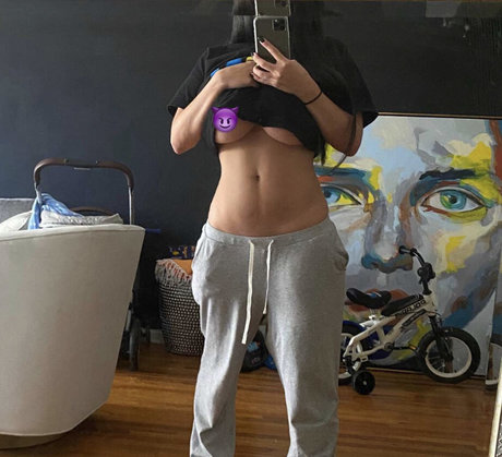 Alexa Attias model top img