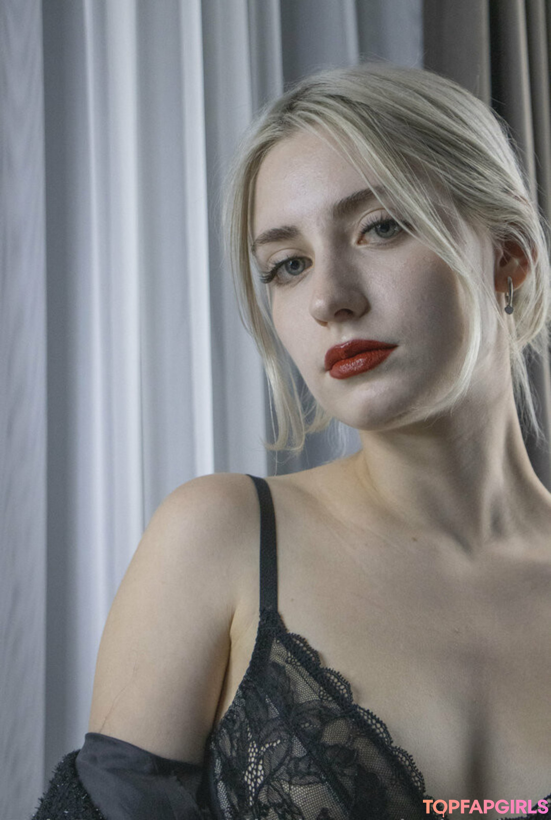 aliceinwonderland xo hot actress pic